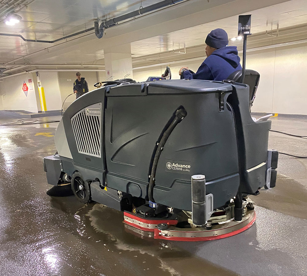 parking lot cleaning machine